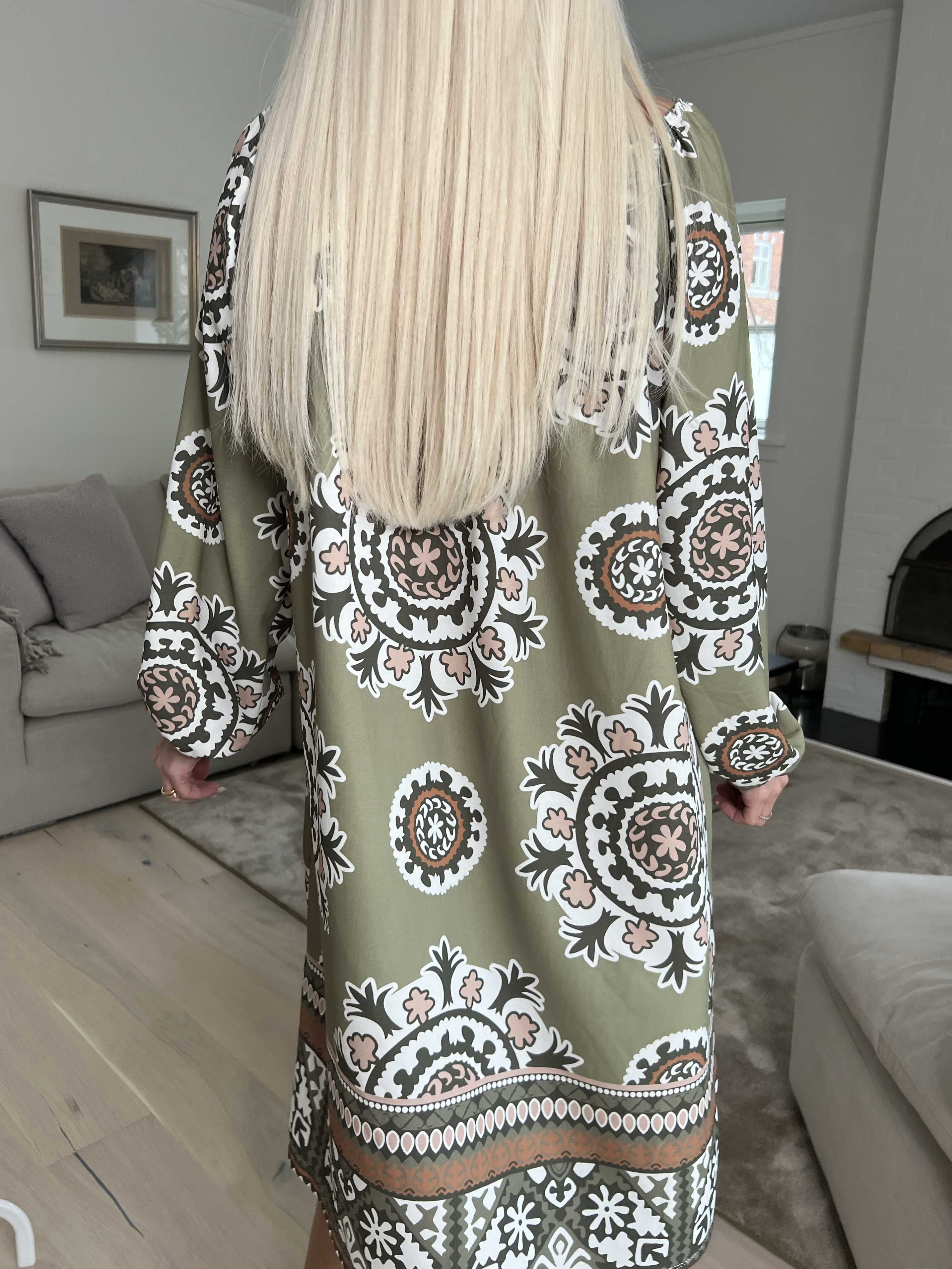 Paulina - Sød langærmet kjole med elastik i udskæringen